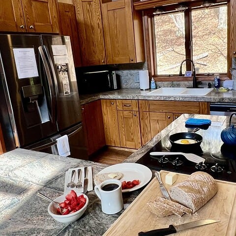 The kitchen is fully equipped - The Cove at Fairview - Vacation Rentals - Asheville, NC
