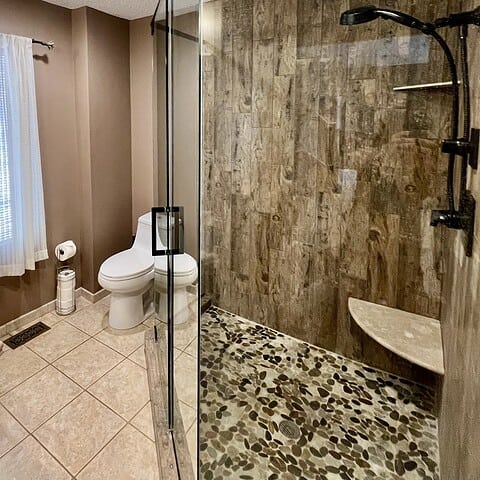 Master bedroom has an en-suite bathroom - The Cove at Fairview - Vacation Rentals - Asheville, NC